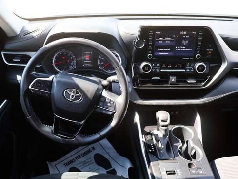 Used 2021 Toyota Highlander LE FWD image 11