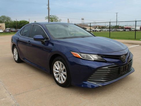 Used 2018 Toyota Camry LE FWD image 12
