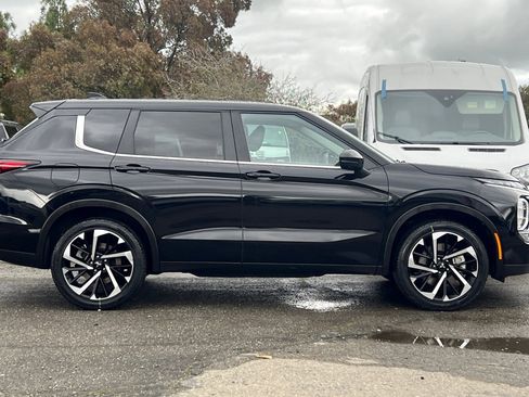 Used 2024 Mitsubishi Outlander SE image 3