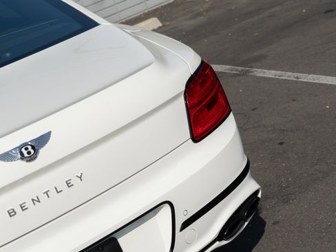 Used 2024 Bentley Flying Spur V8 image 31