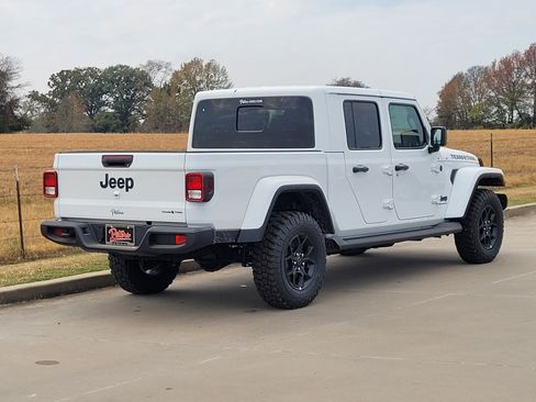 New 2025 Jeep Gladiator Sport image 3