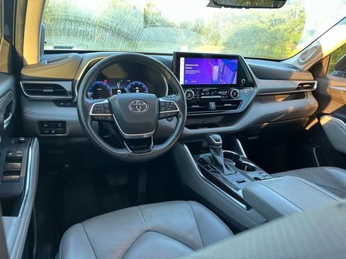 Used 2023 Toyota Highlander Limited image 12