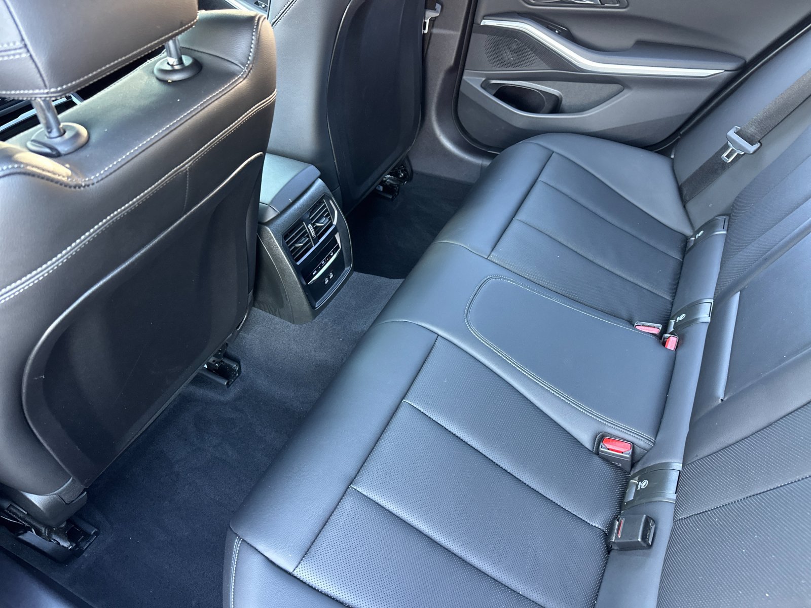 Used 2024 BMW 330i Sedan w/ Premium Package RWD image 10