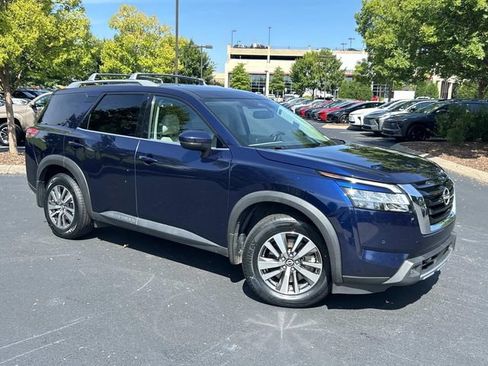 Used 2022 Nissan Pathfinder SL FWD image 2
