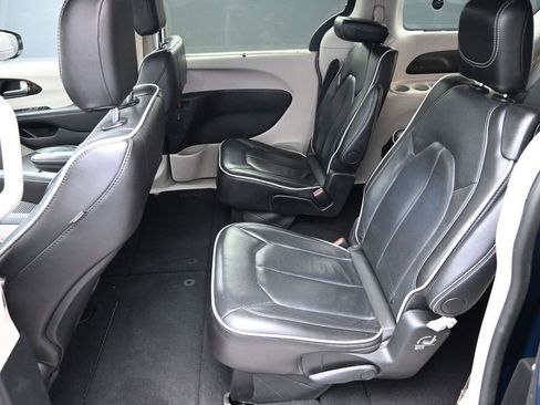 Used 2024 Chrysler Pacifica Limited image 12