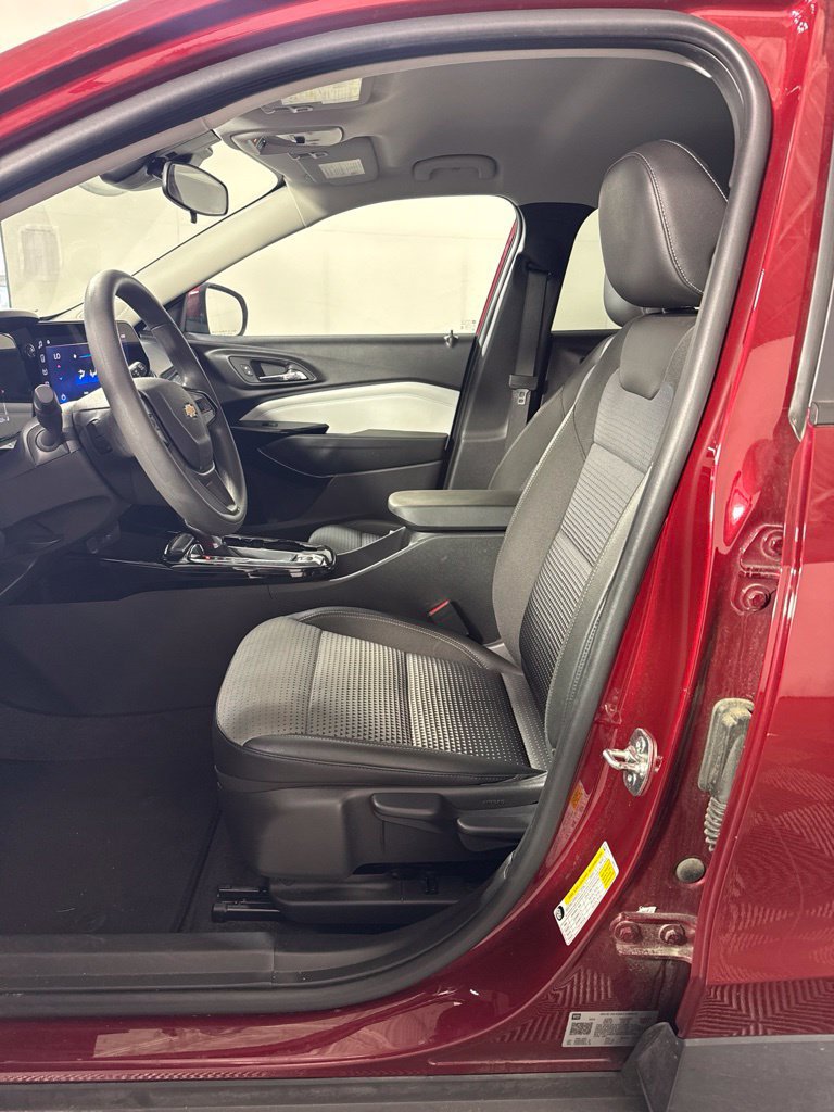 Used 2025 Chevrolet Trax LT FWD image 13