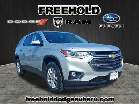Used 2020 Chevrolet Traverse LT image 1