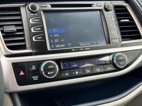 Used 2019 Toyota Highlander XLE w/ Carpet Mat Package (TMS) image 22