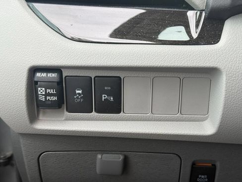 Used 2020 Toyota Sienna XLE w/ XLE Navigation Package FWD image 26