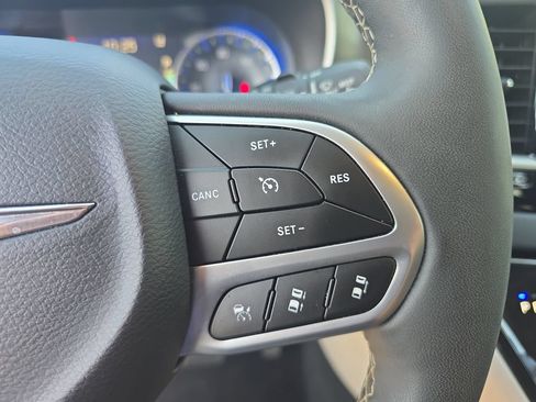 Used 2024 Chrysler Pacifica Touring-L FWD image 15
