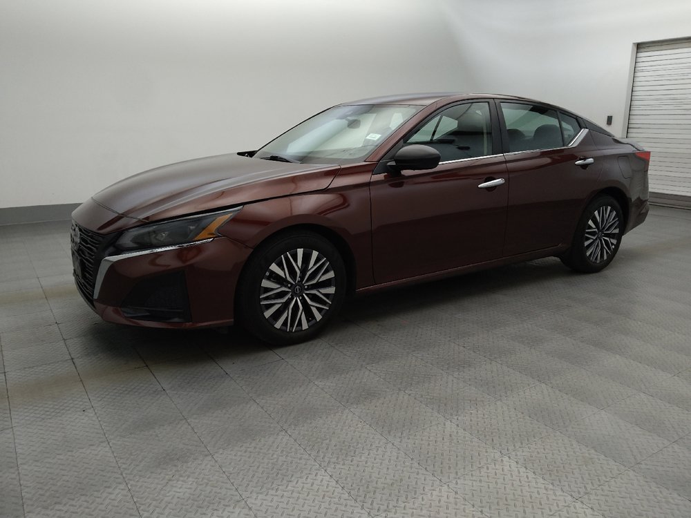 Used 2025 Nissan Altima 2.5 SV FWD image 2