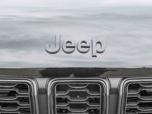 New 2025 Jeep Grand Cherokee Altitude image 13