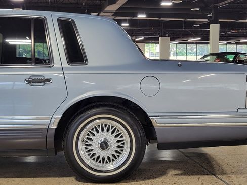 Used 1993 Lincoln Town Car Signature RWD image 26