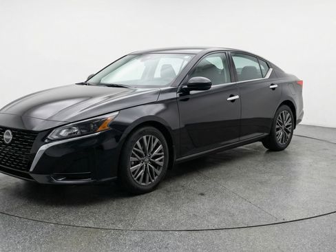 Used 2025 Nissan Altima 2.5 SV image 3