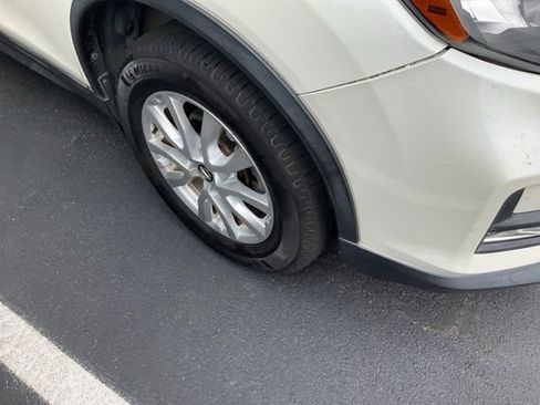 Used 2017 Nissan Rogue SV w/ SV Premium Package AWD/4WD image 3