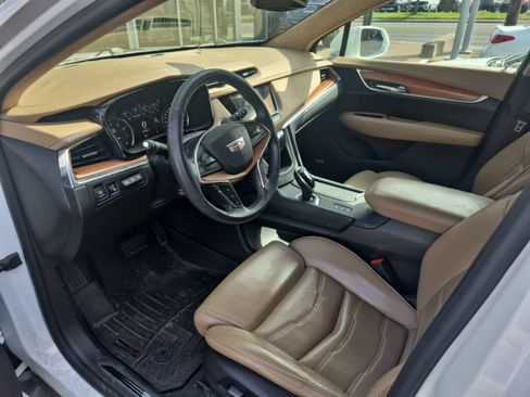 Used 2017 Cadillac XT5 Platinum w/ Driver Assist Package AWD/4WD image 2