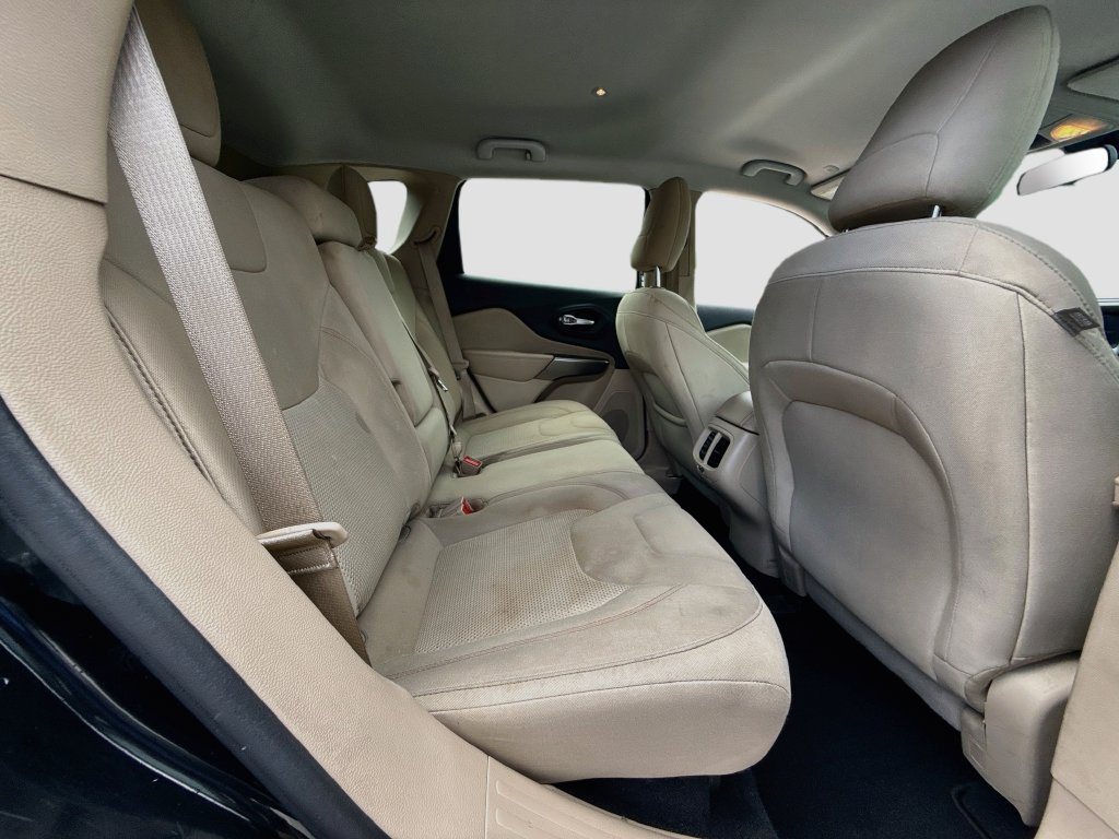 Used 2020 Jeep Cherokee Latitude FWD image 28