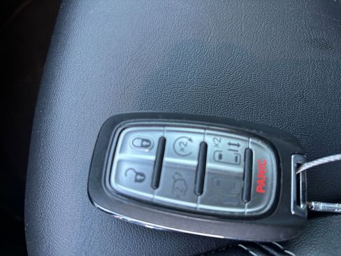 Used 2025 Chrysler Pacifica Select image 25