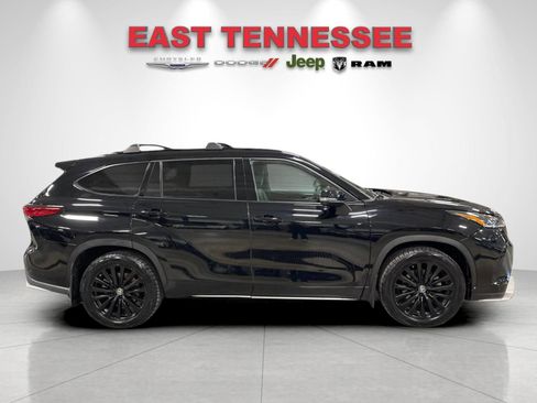 Used 2023 Toyota Highlander XSE FWD image 2