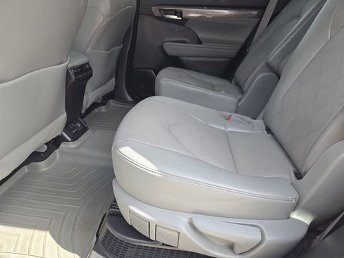 Used 2022 Toyota Highlander Platinum FWD image 32
