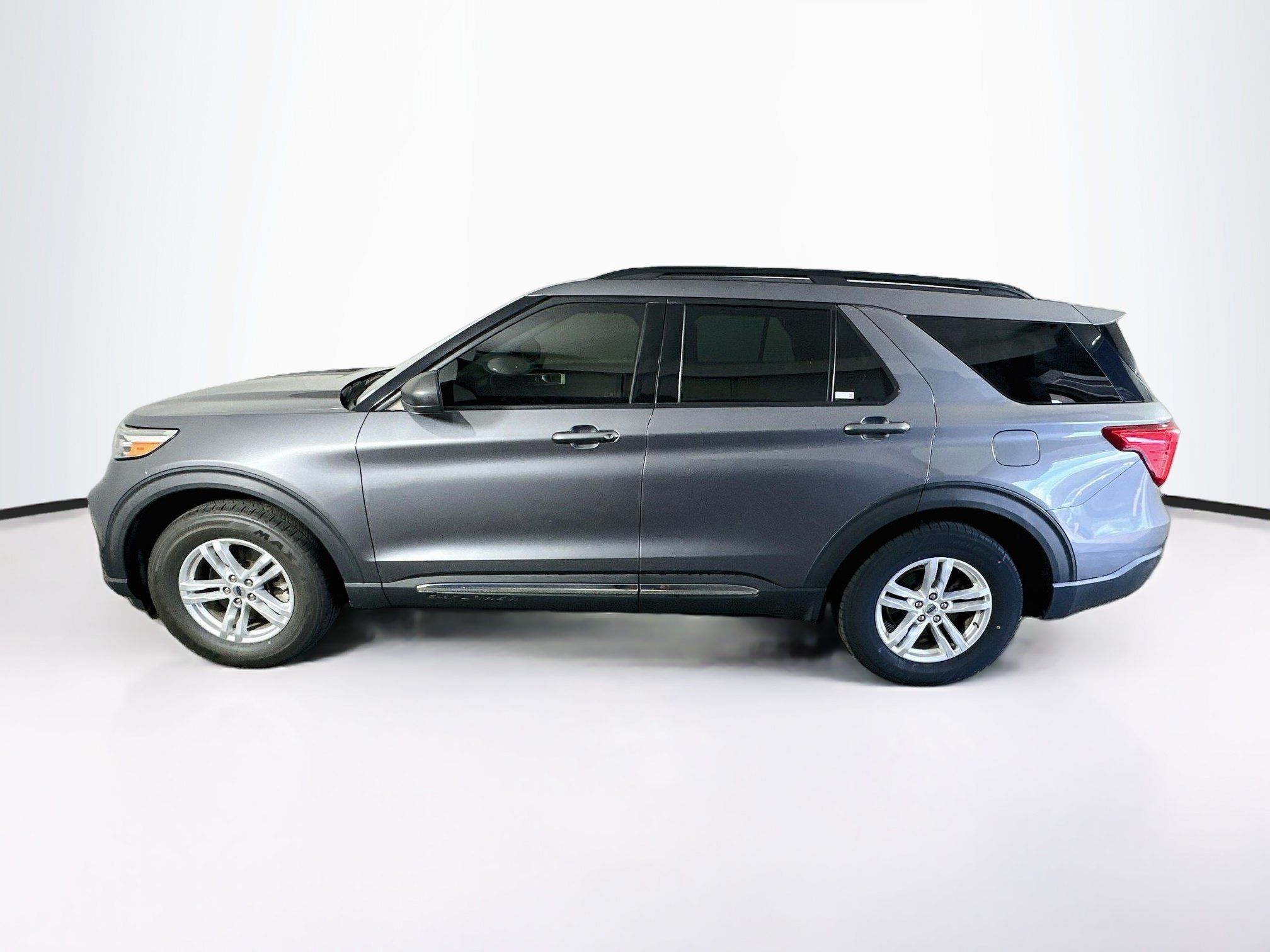 Used 2021 Ford Explorer XLT w/ Equipment Group 202A AWD/4WD image 4