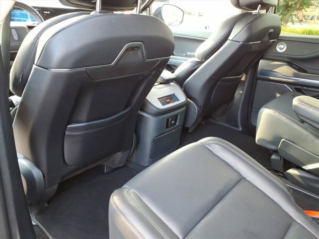 Used 2026 Lincoln Navigator Reserve AWD/4WD image 8