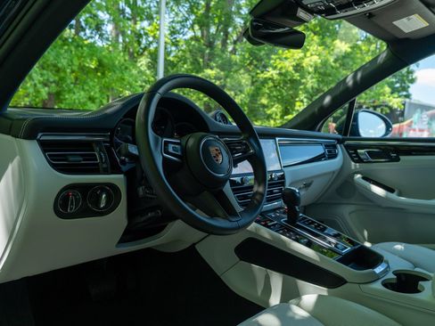 Certified 2025 Porsche Macan AWD/4WD image 4