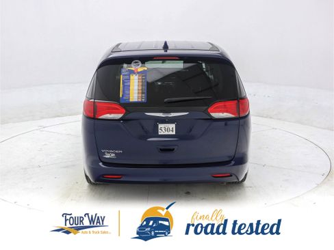 Used 2020 Chrysler Voyager LX image 5