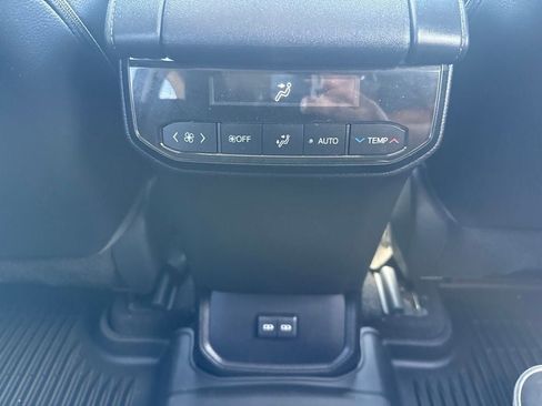 Used 2023 Toyota Highlander XLE AWD/4WD image 21