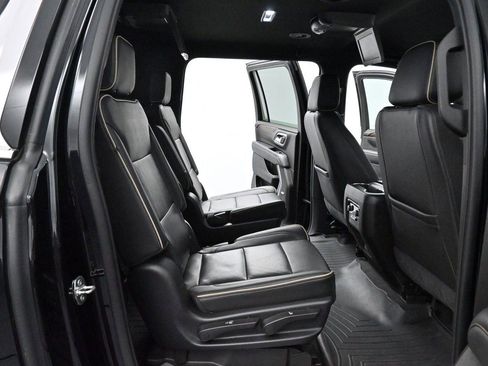 Used 2021 Chevrolet Suburban Premier AWD/4WD image 38