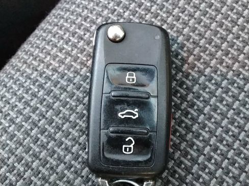 Used 2018 Volkswagen Beetle 2.0T S FWD image 23