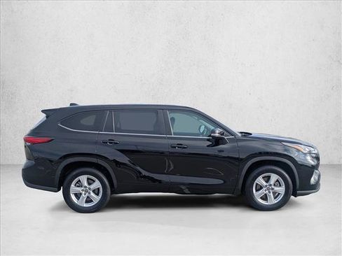 Used 2023 Toyota Highlander XLE image 4