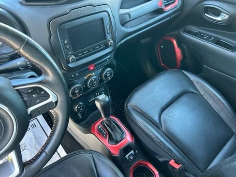 Used 2017 Jeep Renegade Trailhawk w/ Premium Trailhawk Package AWD/4WD image 20