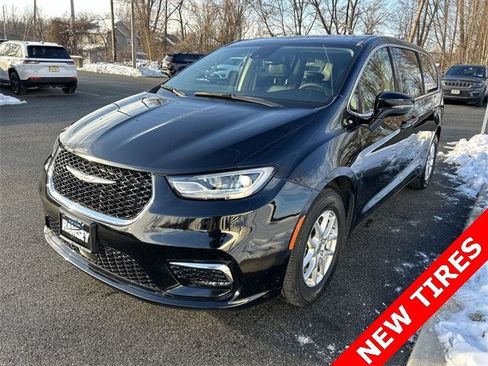 Certified 2024 Chrysler Pacifica Touring-L image 4