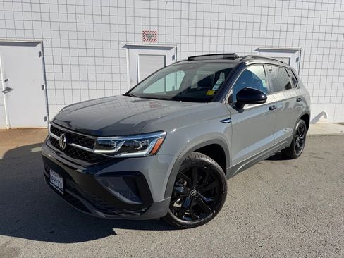 Used 2024 Volkswagen Taos SE image 1