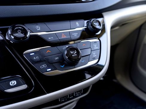 Used 2022 Chrysler Voyager LX FWD image 17