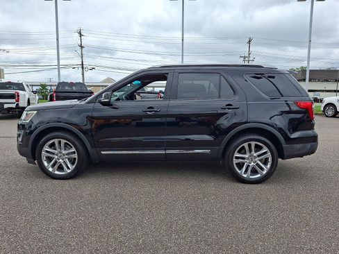 Used 2017 Ford Explorer XLT w/ Equipment Group 202A AWD/4WD image 6