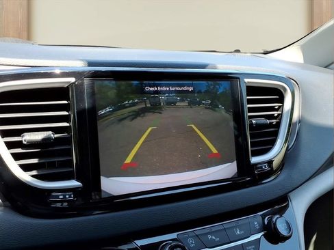 Used 2023 Chrysler Pacifica Touring-L FWD image 5