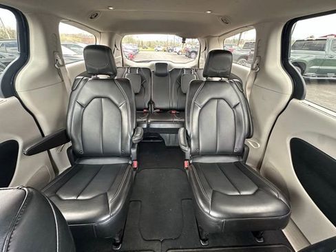 Used 2024 Chrysler Pacifica Touring-L image 8