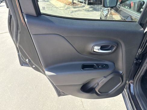 Used 2022 Jeep Renegade Latitude w/ Convenience Group AWD/4WD image 13