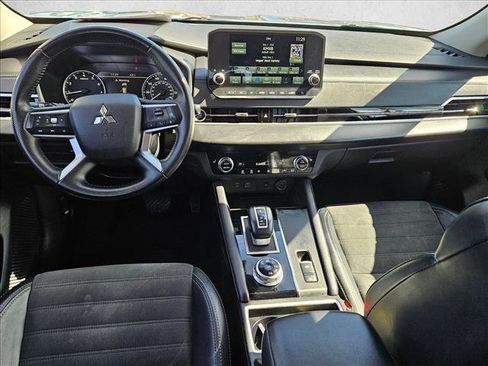 Used 2024 Mitsubishi Outlander SE image 16