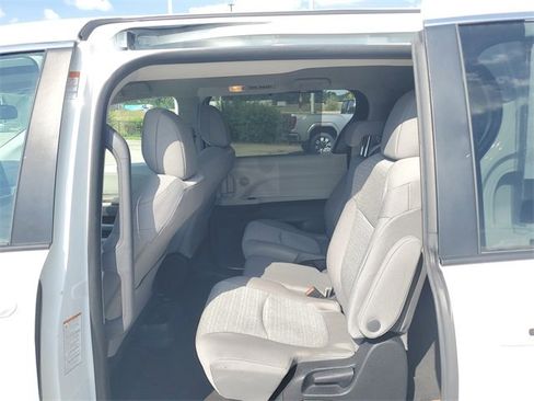 Used 2022 Toyota Sienna LE image 9