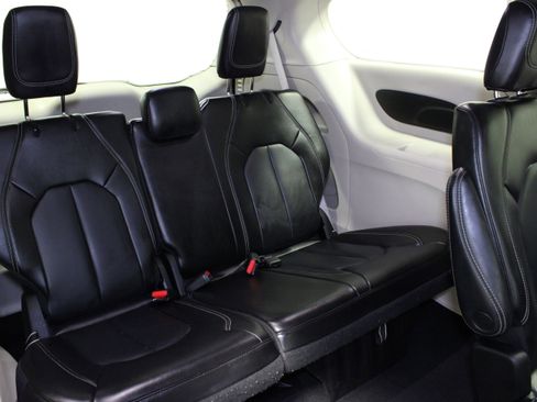 Used 2023 Chrysler Pacifica Touring-L FWD image 15