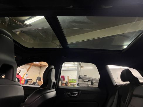 Used 2018 Volvo XC60 T6 Momentum w/ Convenience Package image 15