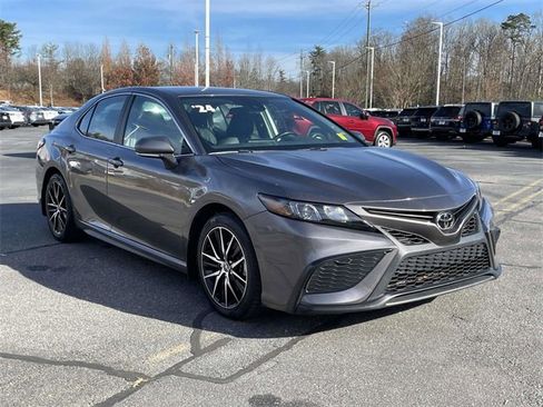 Used 2024 Toyota Camry SE image 7