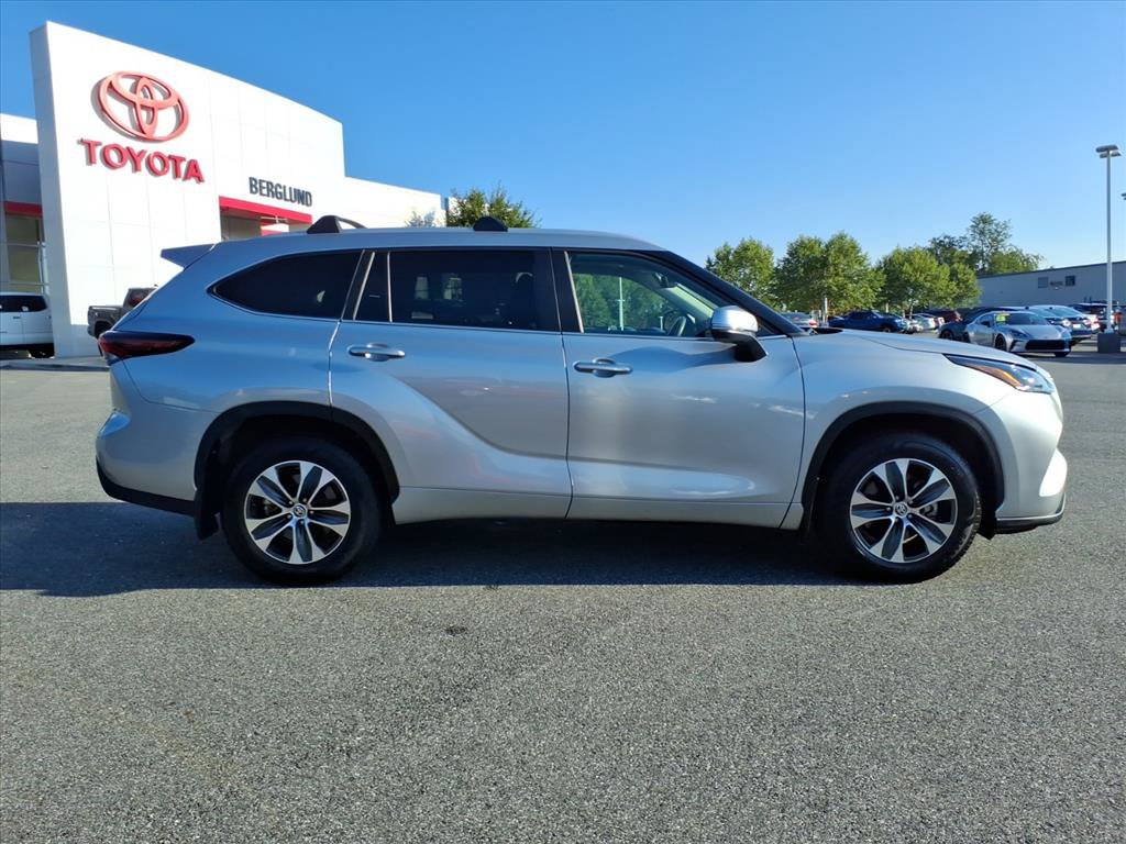 Used 2024 Toyota Highlander XLE AWD/4WD image 3