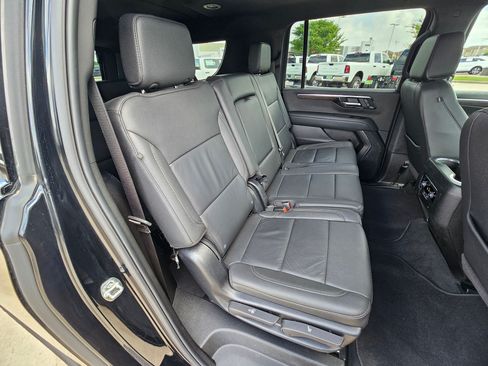Used 2025 Chevrolet Suburban Z71 AWD/4WD image 31