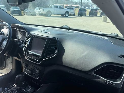 Used 2019 Jeep Cherokee Limited w/ Technology Group image 28