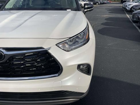 New 2025 Toyota Highlander Platinum image 17
