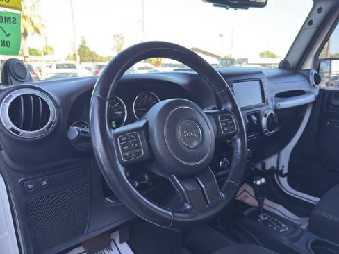 Used 2014 Jeep Wrangler Unlimited Rubicon w/ Connectivity Group AWD/4WD image 16